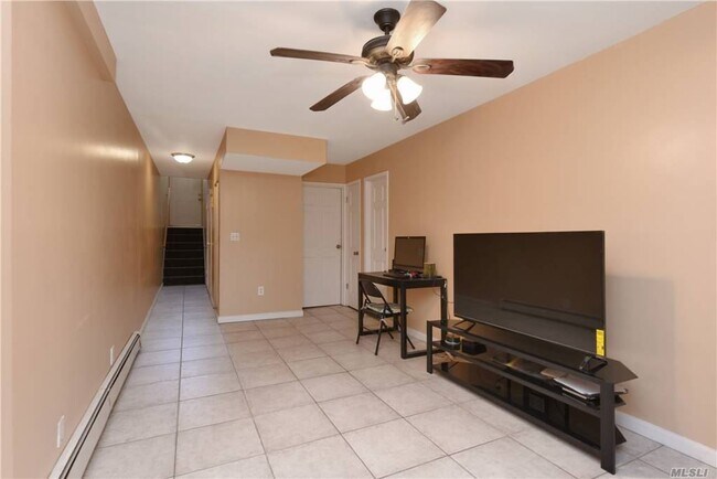 Building Photo - 120-30 Cove Ct