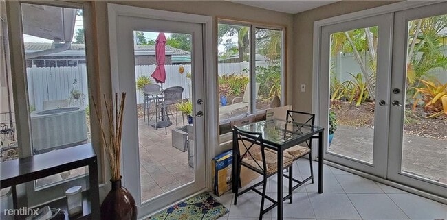 Building Photo - 2 br, 1 bath House - 3660 NE 8th Ave # North