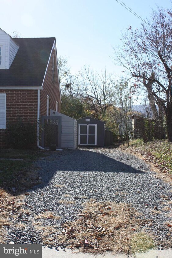 Primary Photo - 423 Happy Creek Rd