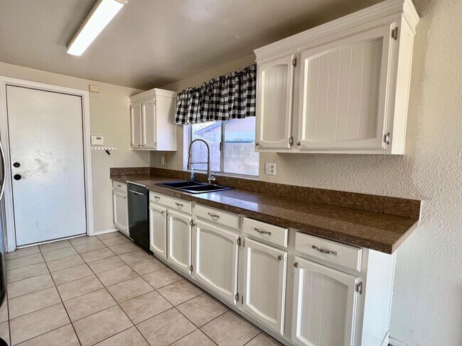 Foto del edificio - 4427 N 102nd Dr