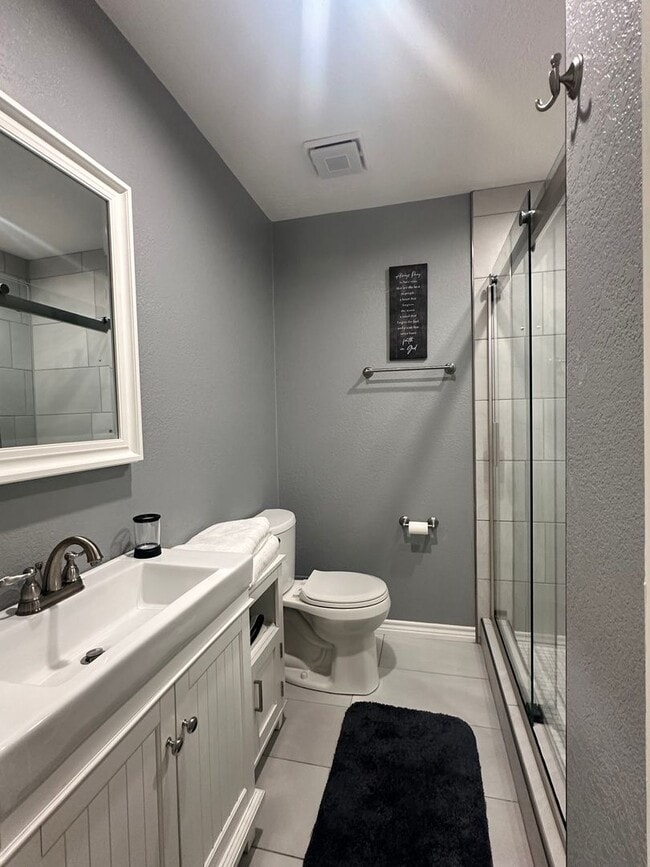 Building Photo - 2 bed, 1 bath Fully Furnished, water paid, may allow pets upon approval.