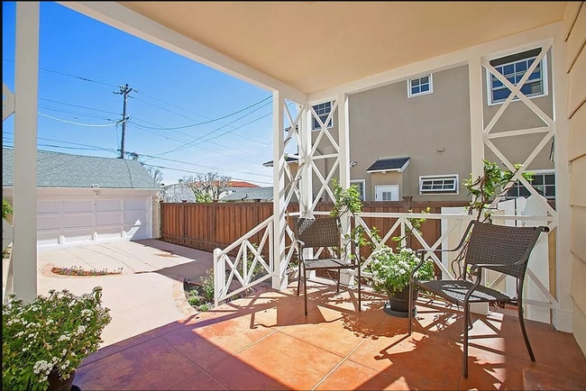 Building Photo - Adorable Loma Portal Bungalow with Fenced ...