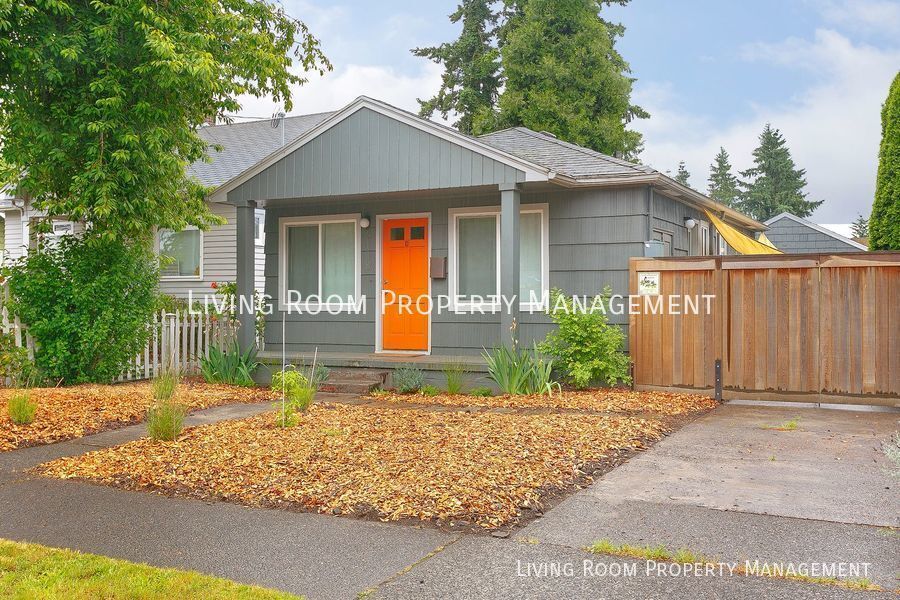 Primary Photo - Gardener's Paradise! Darling Cottage in Mt...