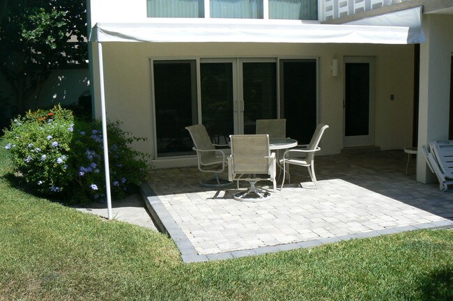 Building Photo - 1202 Hillsboro Mile