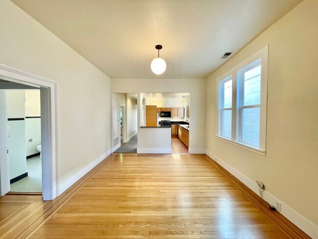 Foto del edificio - 3 Bed, 2 Full Bath! Laundry! Shared Backya...