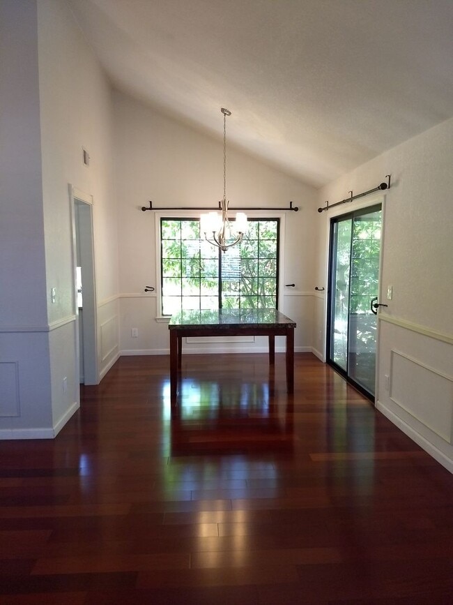 Building Photo - Updated 3 Bed 2.5 Bath Home