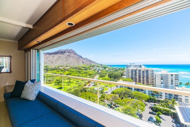 Foto del edificio - Breathtaking Ocean and Mountain View One Bedroom