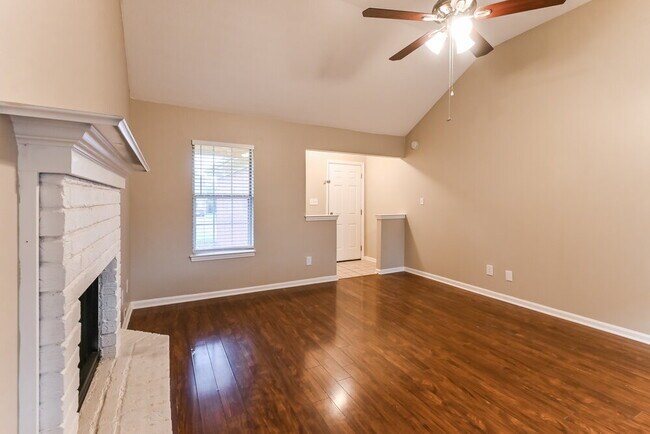 Foto del edificio - 5819 Waverly Dr
