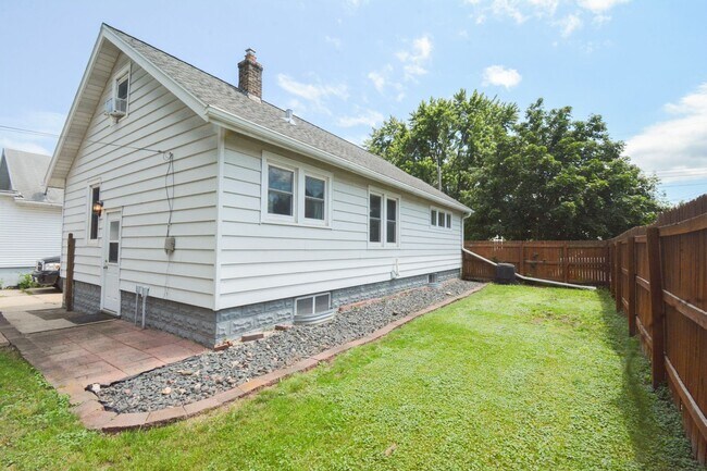 Building Photo - Charming 2-Bedroom Home For Rent Near East...