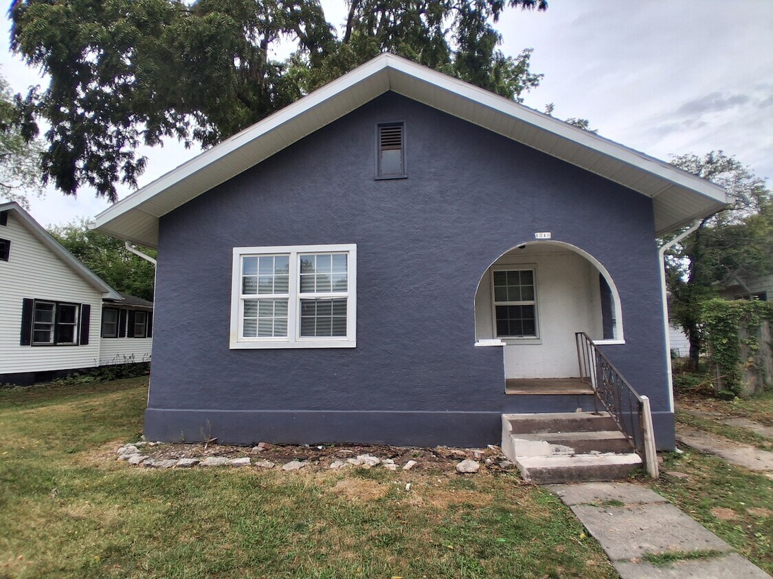 Primary Photo - 1210 Robinson St