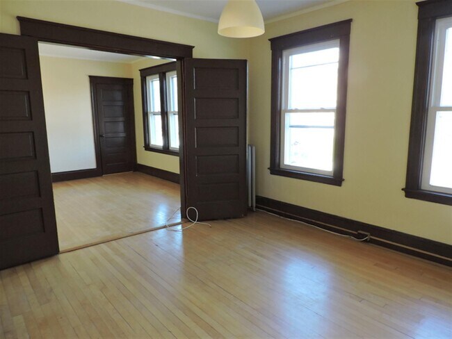 Building Photo - 138 Main St