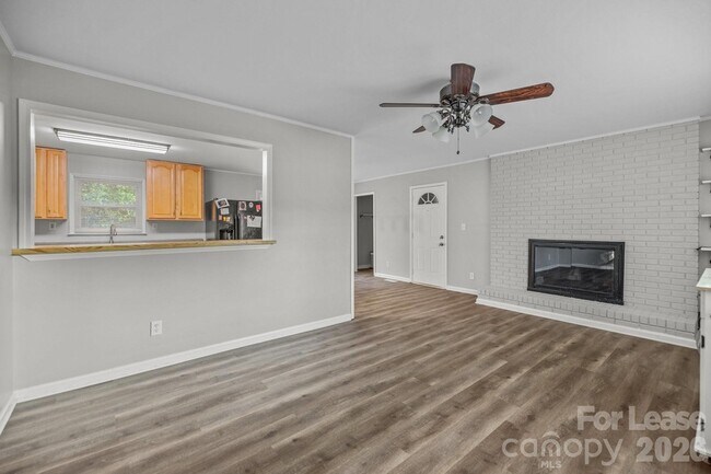 Foto del edificio - 4800 Maplecrest Dr