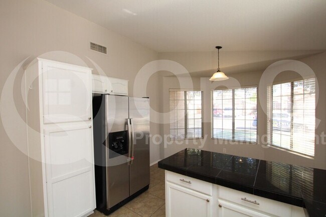 Foto del edificio - 142 W Smoke Tree Rd