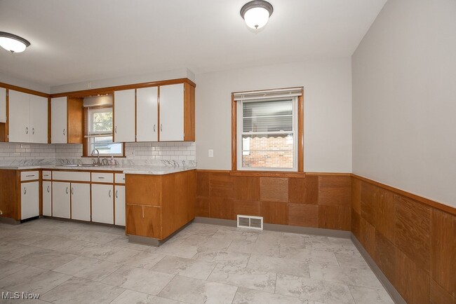 Building Photo - 1040 Bertha Ave