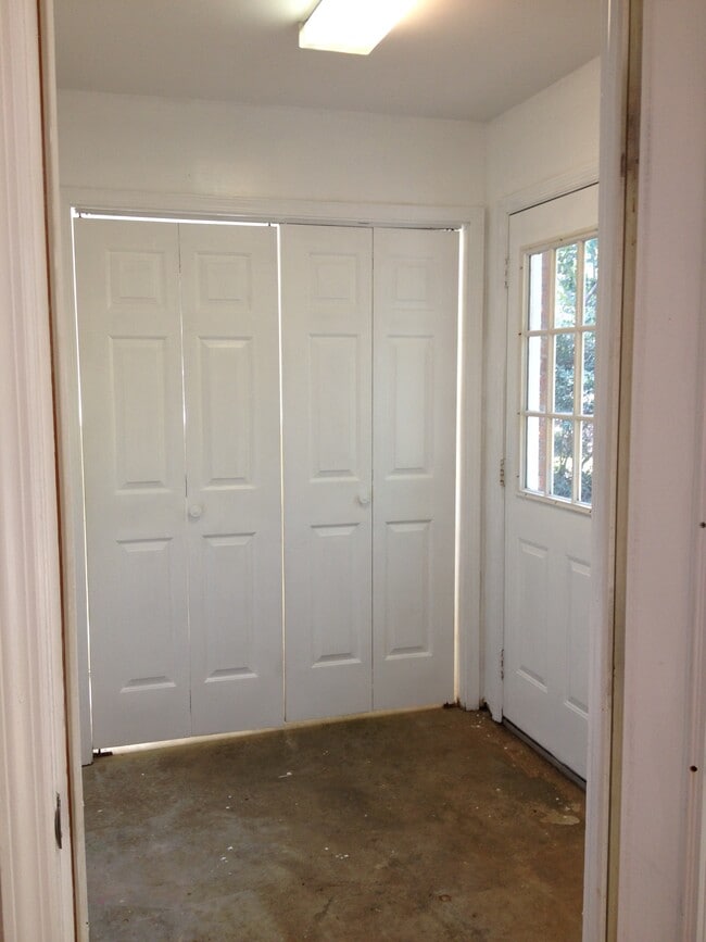 Mud room and laundry room - 231 Vincenne Rd