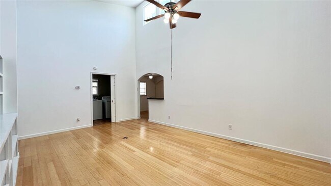 Building Photo - 5500 Duval St