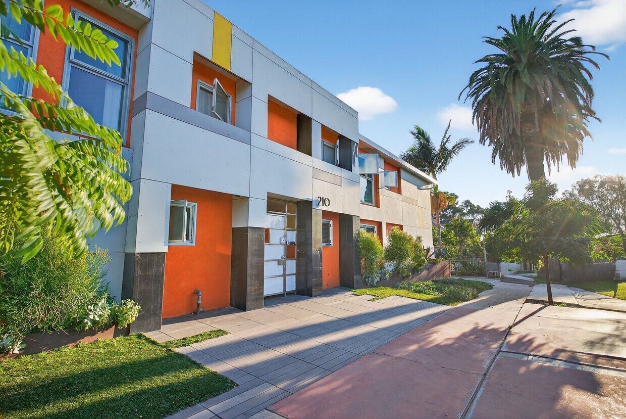 Foto principal - 210 E 29th St