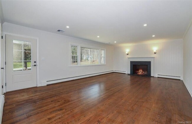 Building Photo - 10 Tommys Ln