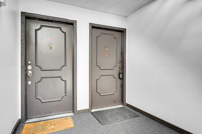 Building Photo - $1,300 - 1 Bed, 1 Bath Condo in Denver wit...