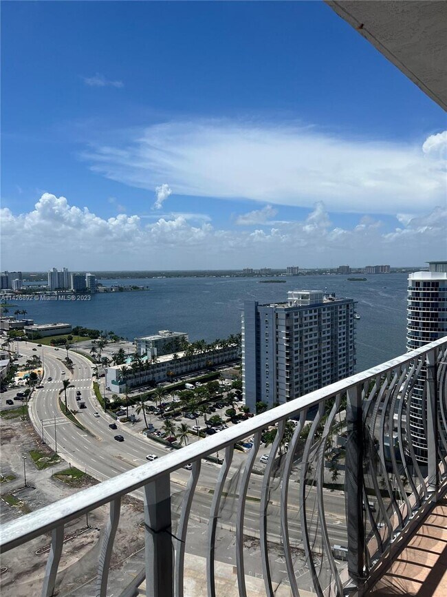 Foto del edificio - 7601 E Treasure Dr