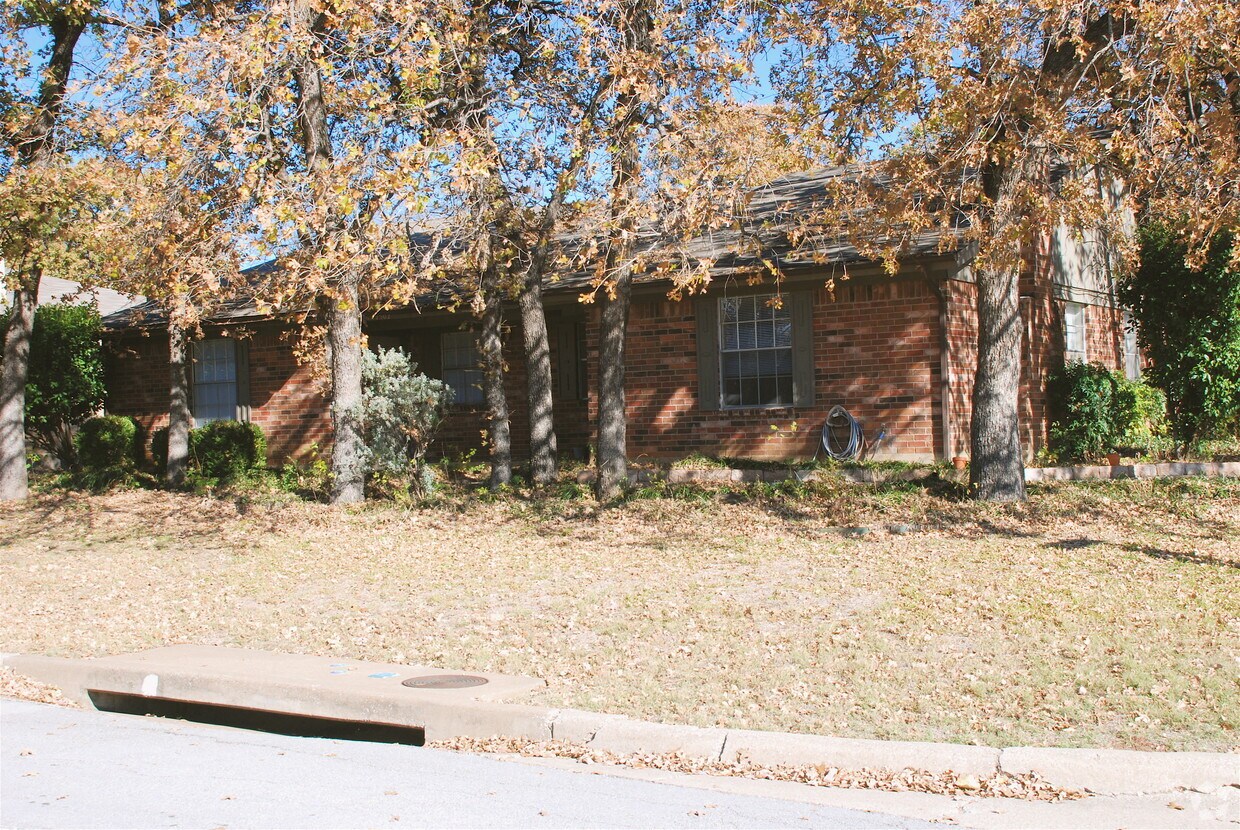 Building Photo - 7500-7518 Windhaven Rd
