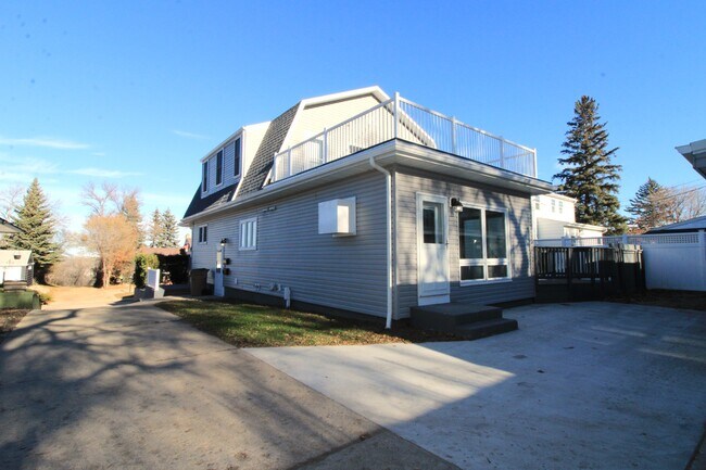 Building Photo - 208 7th Ave SE