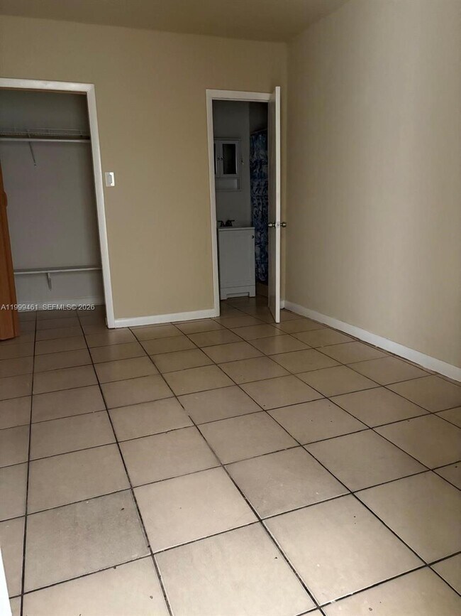Foto del edificio - 1384 NW 27th St