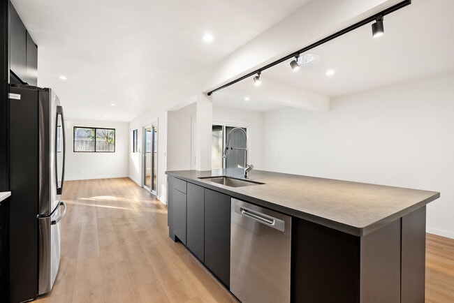 Building Photo - 152 Cuesta Dr