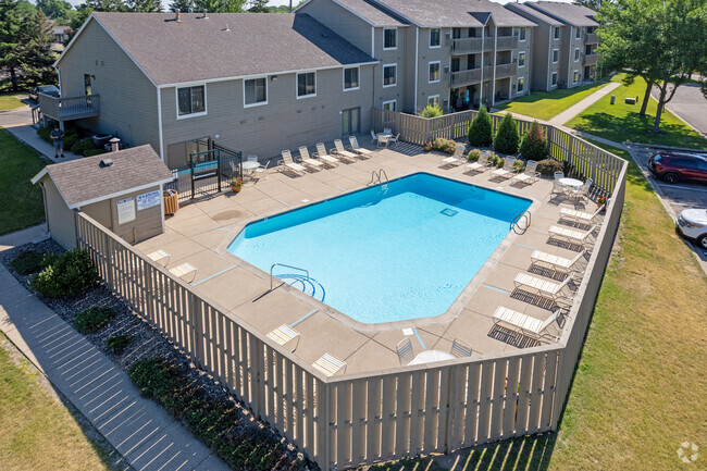 ¡Piscina al aire libre - Coventry Court Townhomes