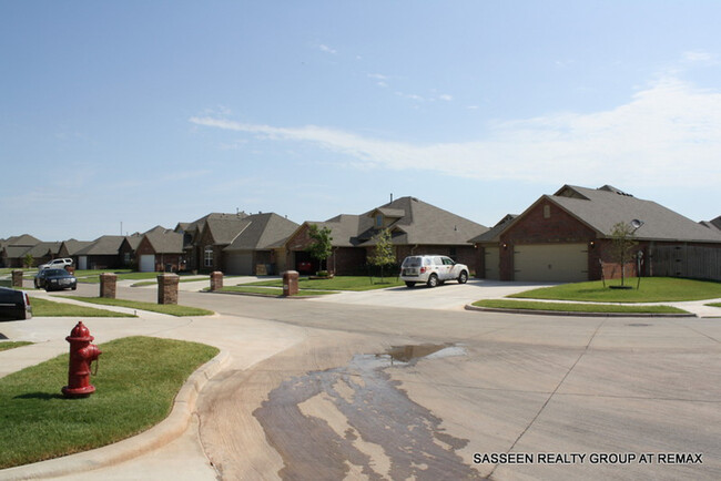 Building Photo - 2413 SW Edinburough Dr