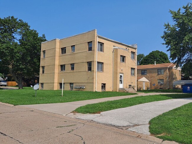 Building Photo - 2025 21st St