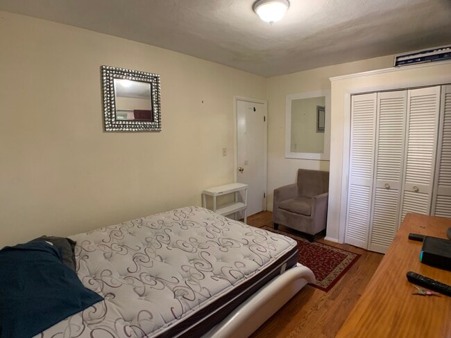 Building Photo - 569 Main St