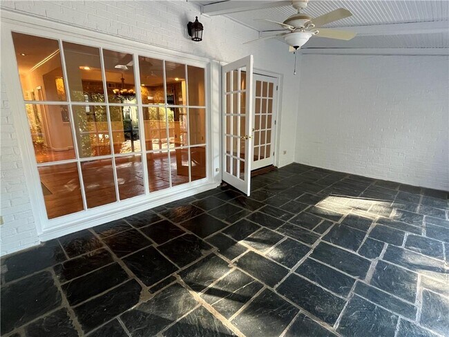 Foto del edificio - 3512 Paces Pl NW