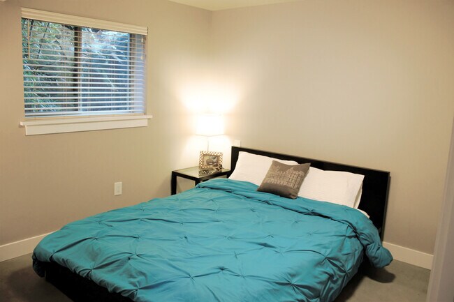 Fully furnished queen size bed - 3712 29th Ave W