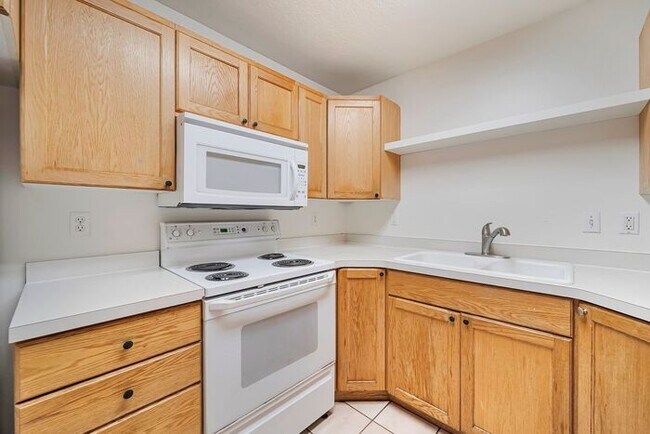 Building Photo - Darling Ground Floor Stonebrook Condo