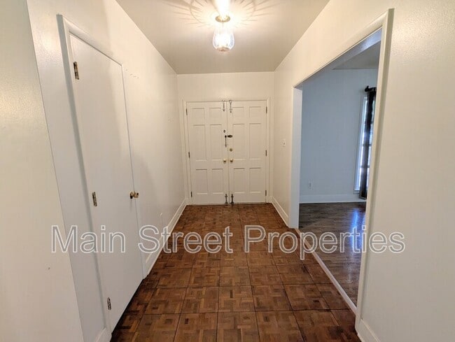 Building Photo - 2 Manor Dr