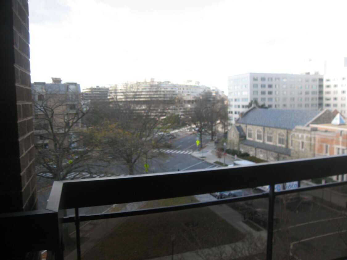 Large balcony overlooking small park - 600 21st St NW