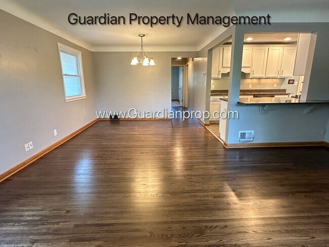 Foto del edificio - Linden Hills Main Upper Level  Duplex, Fenced Yard, 1 Car Garage, Dishwasher, Storage, Laundry