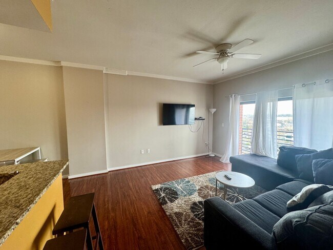 Building Photo - One Bedroom Furnished Condo in Uptown Char...