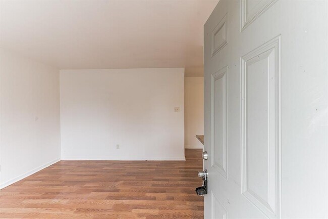 Building Photo - 6815 Beachwood St