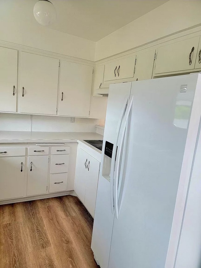 Building Photo - Single level, Cottage Style, unit at Encin...