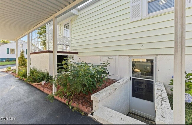 Building Photo - 707 Lincoln Ave