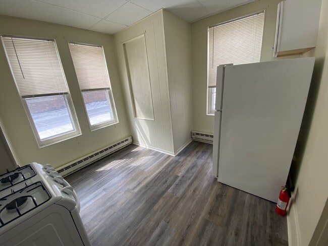 Building Photo - Charming Studio