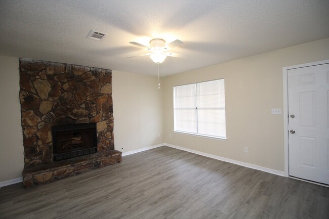 Building Photo - Upstairs 2BR/1BA Apartment Off 9 Mile Rd –...