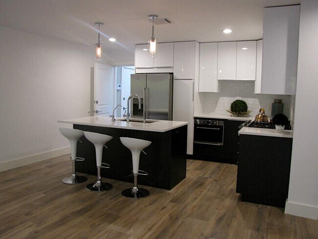 Foto del edificio - 6307 Deerwood Rd