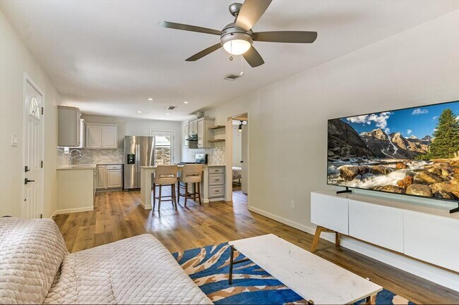 Foto del edificio - 2408 E 9th St