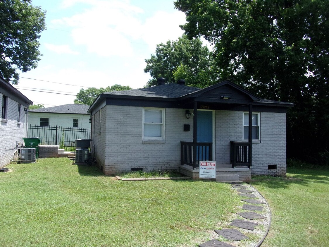 Primary Photo - 2 Bedroom 1 Bath Home - Recently updated a...