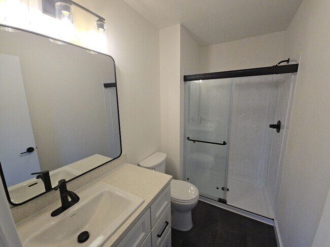 Building Photo - 3BD/2BA newly remodeled Kenwood Dr. Fortun...