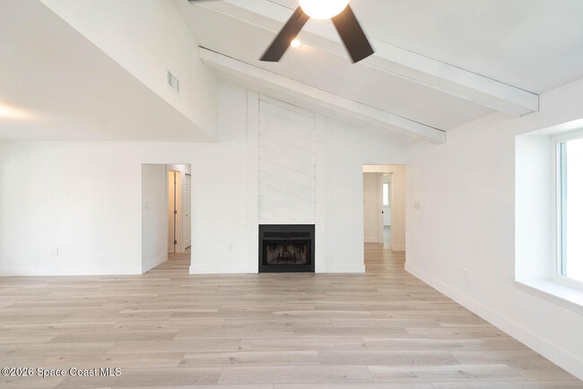 Building Photo - 790 Palm Dr