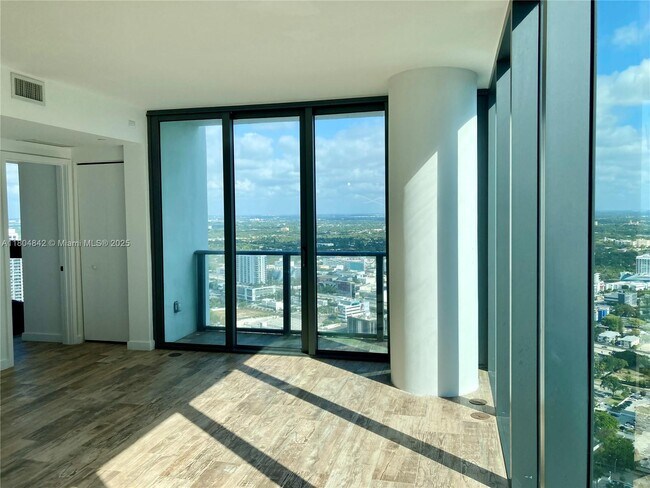 Foto del edificio - 650 NE 32nd St